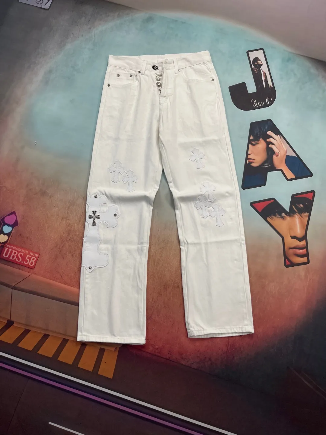 🅿️300 🔘Model No.-KL166 🔘Croxin𝐂𝐡𝐫𝐨𝐦𝐞 𝐇𝐞𝐚𝐫𝐭 White Bull King Metal Cross White Leather Heavy Duty Jeans* The brand of Croxin has always been famous for its high-end and design. The quality of these pants is unparalleled, and a pair is often hard to find at counters. It uses top-notch heavy-duty washing technology, the calf leather laser-cut cross is particularly exquisite, and the aged silver hardware adds a sense of retro and luxury. White denim fabric, paired with a cross leather design, is fashionable and individual. The straight version is also particularly slim. The style is the same for men and women, so whoever wears it will look better! The matching suggestions are as follows: Cool street style: Pair the upper body with a black short crop top, a black leather jacket, and black Martin boots. Wear a silver necklace and ring from Crowe Heart and walk on the street to feel cool. Casual fashion style: wear a simple white cotton T-shirt, a loose denim jacket, and white sneakers. Overall casual and comfortable, suitable for daily travel and shopping. High-end outfit: Pair it with a black silk-textured shirt, tuck it into pants, and put on a pair of black leather shoes. Wearing a black suit jacket will instantly enhance your temperament, and you can attend some formal occasions without any pressure.  Size: S M L XL (28.30.32.34) Color: White
